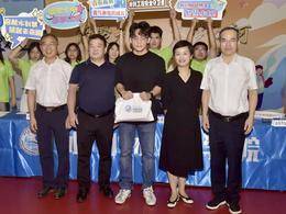 5岁时和校长合影的小孩来河海大学报到了，一家三口都是河海人