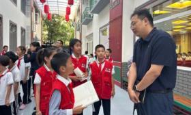 探访受灾地区、捐赠图书玩具，朝实小学一对一帮扶密云受灾学校