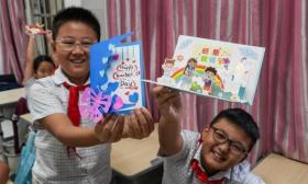 河南郑州：小学生为老师送上教师节祝福