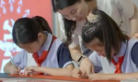 我身边的好老师㊻ | 把中国精神“剪”进孩子心里