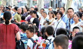 小学建议“不让老人接送孩子”？官方回应