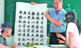 银发丹心践使命 关爱如炬照前行