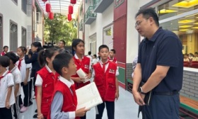 北京市朝阳区实验小学为受灾学校献爱心，新京报小记者现场采访