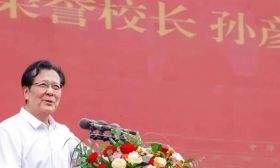 《三国演义》刘备扮演者孙彦军，以“高校首任校长”身份亮相