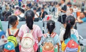 羡慕！隔壁放秋假了，小学生提前出动了！家长得瑟死了！