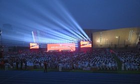 山大2025级新生秋雨中迎来硬核“洗礼”！校长两度婉拒撑伞