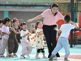 逐步推行免费学前教育，进展成效怎么样？