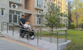 菏泽妈妈抱肌无力儿子上了8年学：“再难，我也得把他送进大学”