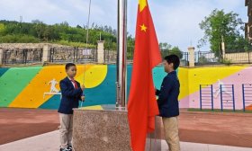 共筑爱国情怀 济南高新区凤凰路小学西校区举行国庆升旗仪式