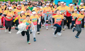 校长领跑、四百组家庭参与，首都教育系统首届亲子欢乐跑活动开跑