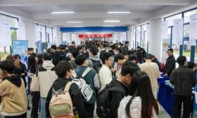 烟台大学两校区举办线下双选会，近400家单位提供2万岗