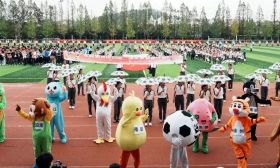 是体育节，更是文化派对！班级方阵带着 “苏超故事” 来了，快乐值拉满