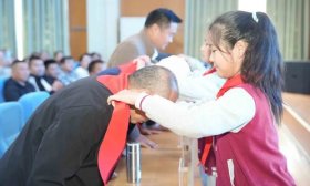 退休教师讲队史！鸡山小学新队员入队仪式铸强国少年志