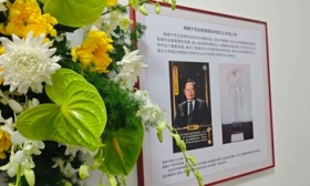 “沐光”中寄托哀思，八旬院士、校友等赴清华大学缅怀杨振宁