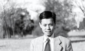 16岁徒步千里求学，战火中苦读，他如何成物理大师？