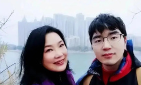 武汉女教师生下脑瘫儿，遭丈夫抛弃，20年后儿子却让她泪流满面