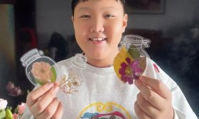 拾秋叶、摘山楂……这场“拾秋”活动让学生在自然中玩出创意