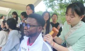 17国留学生昆明感受中医药魅力