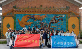 青白红黑黄，首都高校师生在“园区行”中遇见“五彩琉璃”