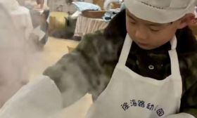 家长：今天娃上幼儿园哭了吗？🥺老师：没时间哭，忙着颠勺呢🤣