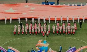 苏超决赛夜！南京娃娃童声燃动奥体，深情唱响《我和我的祖国》