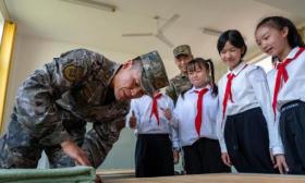 “红领巾”进军营 国防教育“零距离”