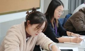 爸妈变“同桌”！南京一中课堂迎来最特别的“插班生”！