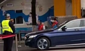 一小学校门口学生向车辆敬礼引争议，官方通报：确实存在问题