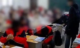 高一学生马某抄起凳子猛击同学后脑，河南巩义通报